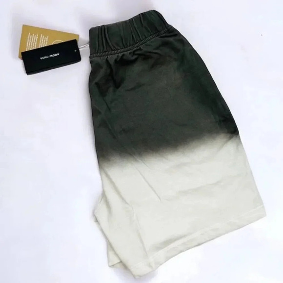 Vero Moda Gray and White Ombré Casual Pullon Shorts NEW Size XS - Picture 2 of 10